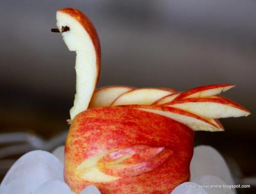 cisne tallado en una manzana